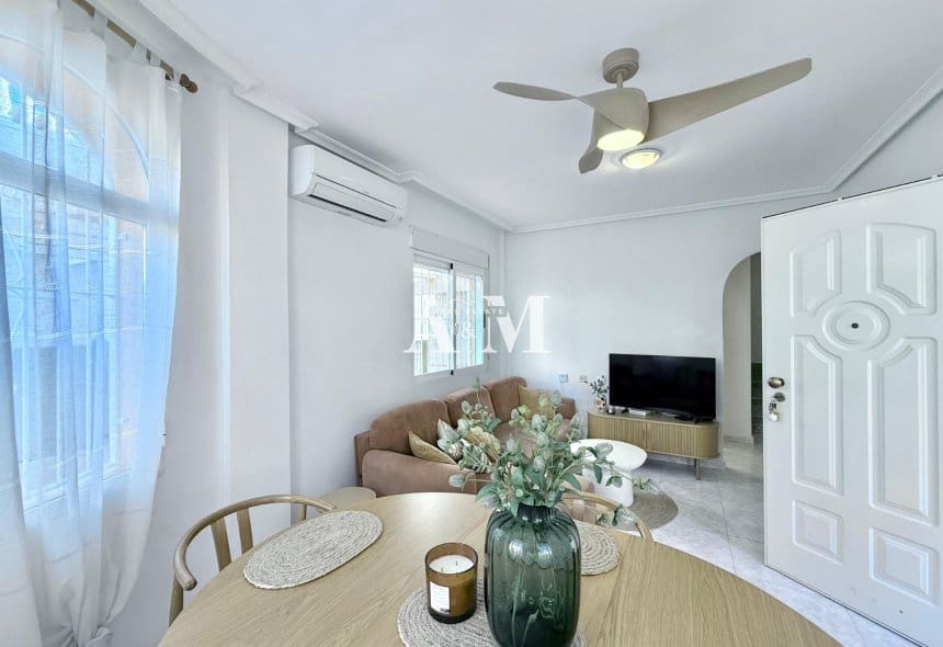 Maison de Ville de 2 chambres à louer à Torrevieja avec piscine - 1 150 € (Ref: 10095406)