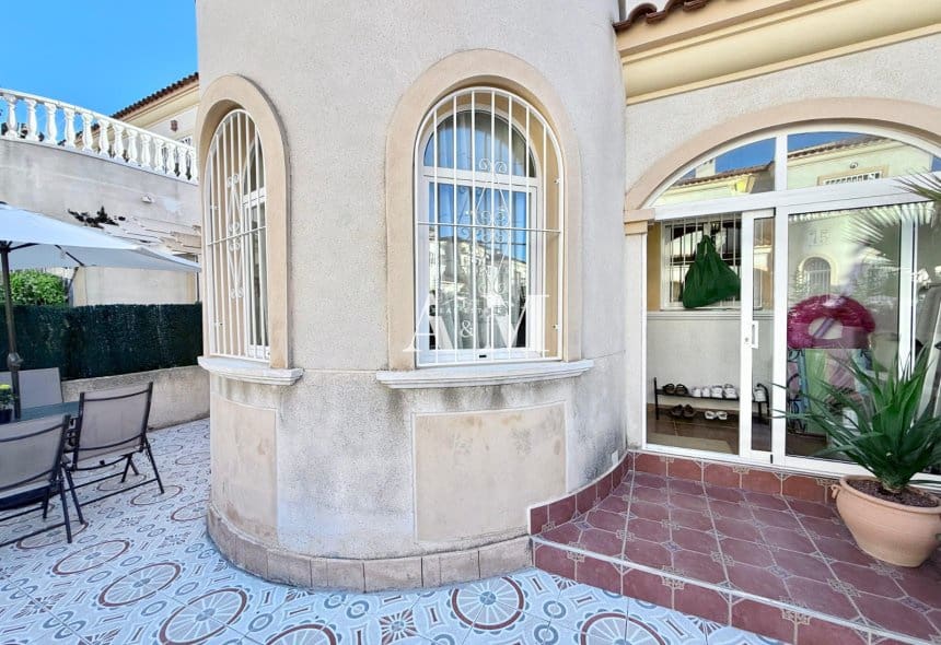 Maison de Ville de 2 chambres à louer à Torrevieja avec piscine - 1 150 € (Ref: 10095406)