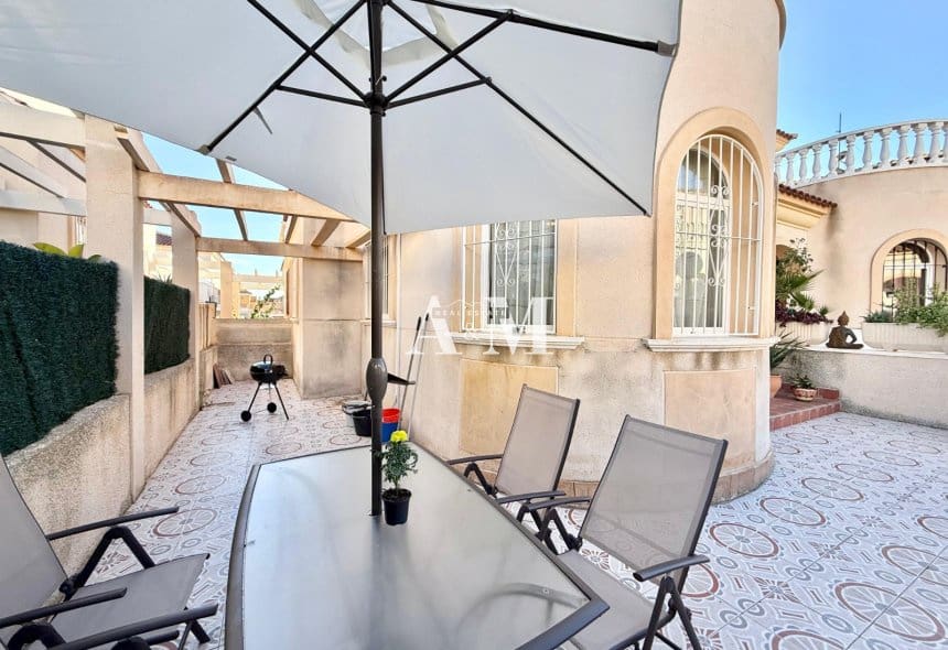 Maison de Ville de 2 chambres à louer à Torrevieja avec piscine - 1 150 € (Ref: 10095406)