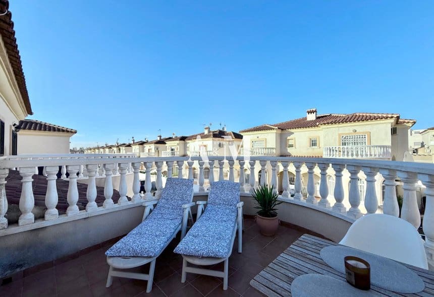 Maison de Ville de 2 chambres à louer à Torrevieja avec piscine - 1 150 € (Ref: 10095406)