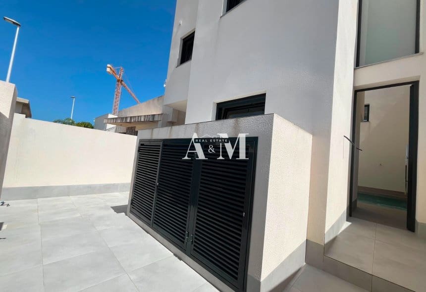 3 slaapkamer Villa te koop in San Pedro del Pinatar met zwembad - € 425.000 (Ref: 10095411)