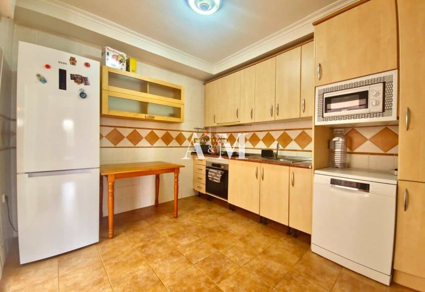Casa de 3 habitaciones en Torre de la Horadada en alquiler con garaje - 1.300 € (Ref: 10095420)