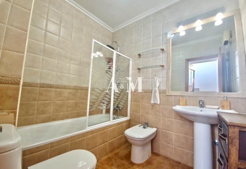 Casa de 3 habitaciones en Torre de la Horadada en alquiler con garaje - 1.300 € (Ref: 10095420)