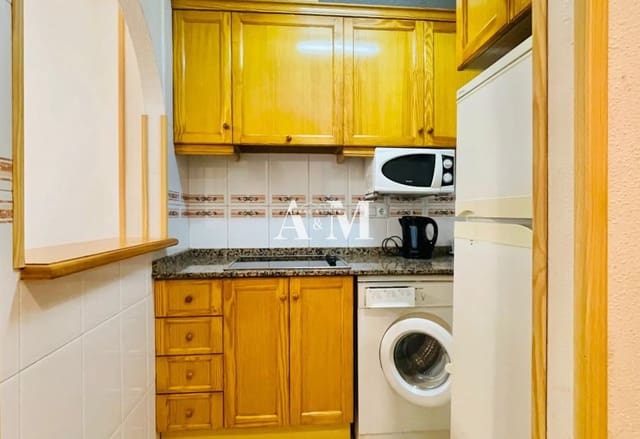 1 slaapkamer Strandappartement te huur in Playa de los Locos, Torrevieja - € 750 (Ref: 10095438)