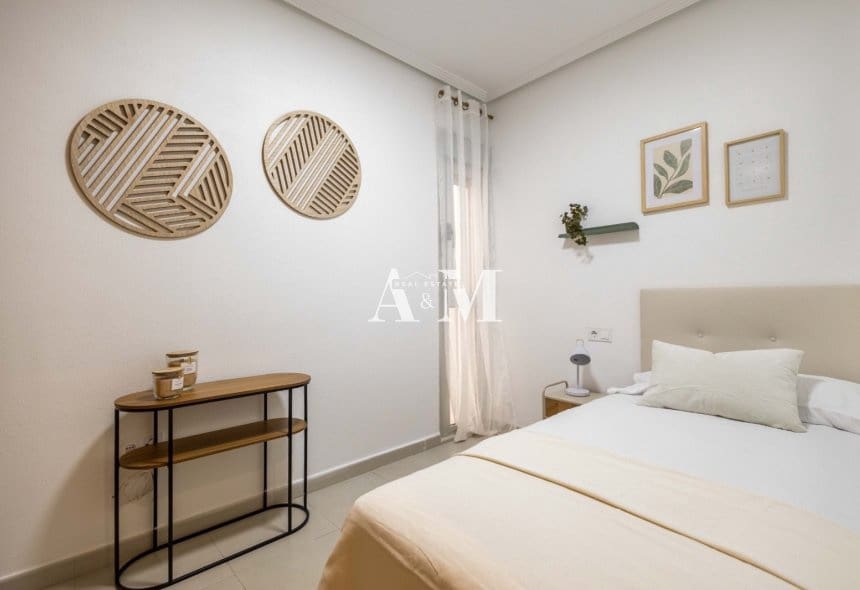 3 soveværelse Strandlejlighed til salg i Torrevieja med garage - € 220.000 (Ref: 10095439)