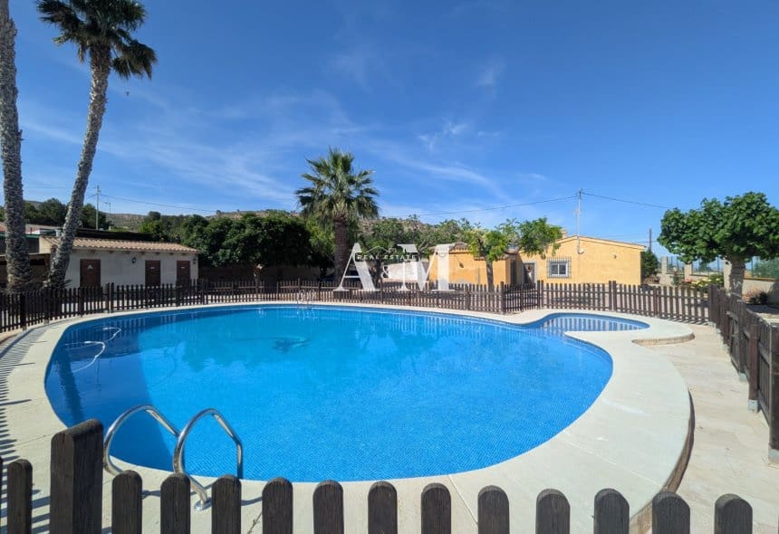 Chalet de 4 habitaciones en La Romana en venta con piscina garaje - 360.000 € (Ref: 10095444)