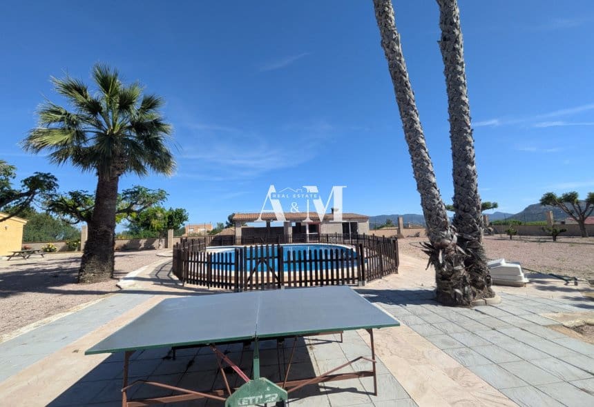 Chalet de 4 habitaciones en La Romana en venta con piscina garaje - 360.000 € (Ref: 10095444)