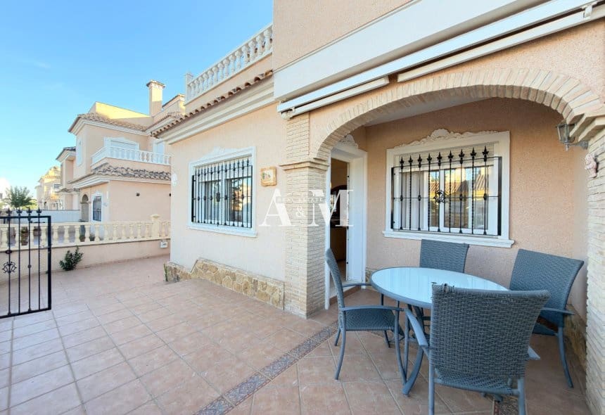 2 makuuhuone Omakotitalo vuokrattavana paikassa Torre de la Horadada mukana uima-altaan - 1 100 € (Ref: 10095656)