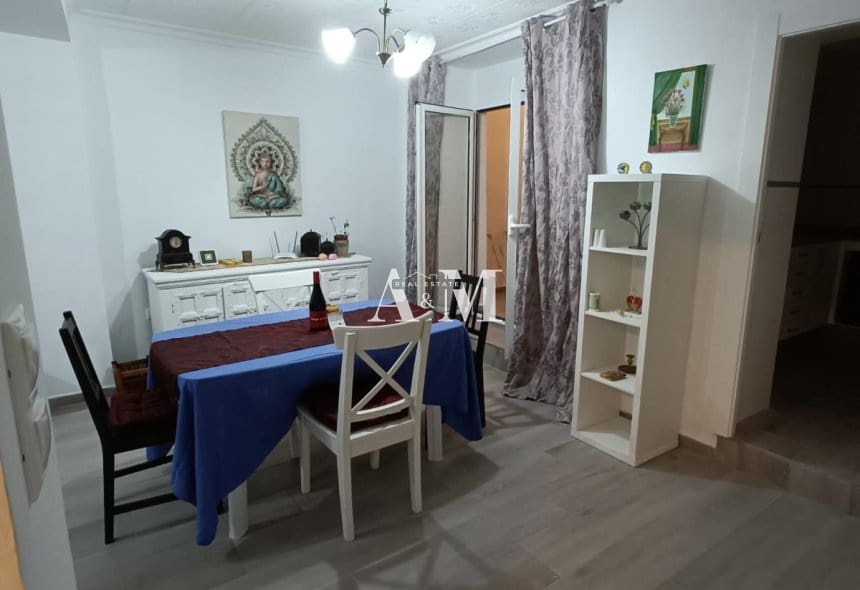 Maison de Ville de 4 chambres à louer à Sax - 850 € (Ref: 10095658)