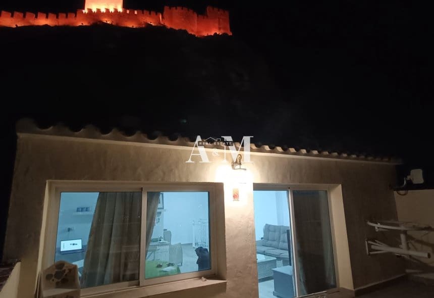 Maison de Ville de 4 chambres à louer à Sax - 850 € (Ref: 10095658)