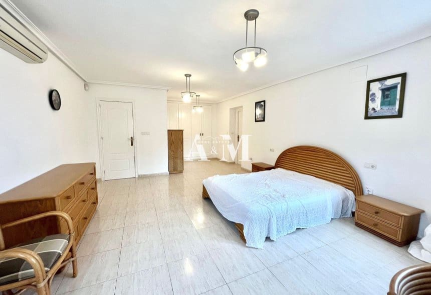 4 slaapkamer Villa te huur in Ciudad Quesada met garage - € 2.300 (Ref: 10095665)