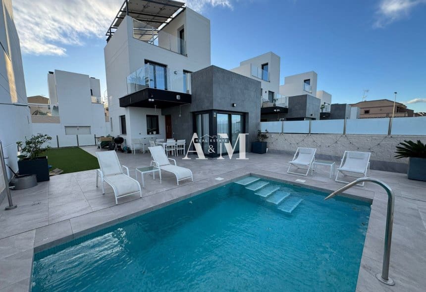3 soverom Villa til salgs i Torrevieja med svømmebasseng garasje - € 670 000 (Ref: 10095673)