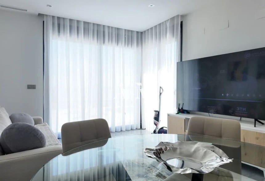 3 soverom Villa til salgs i Torrevieja med svømmebasseng garasje - € 670 000 (Ref: 10095673)