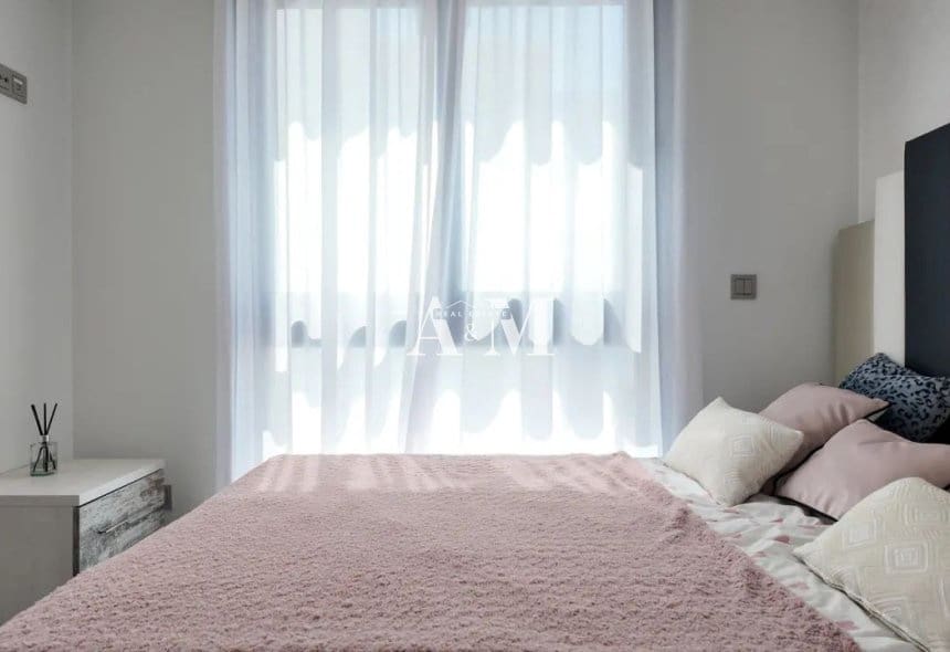 3 soverom Villa til salgs i Torrevieja med svømmebasseng garasje - € 670 000 (Ref: 10095673)