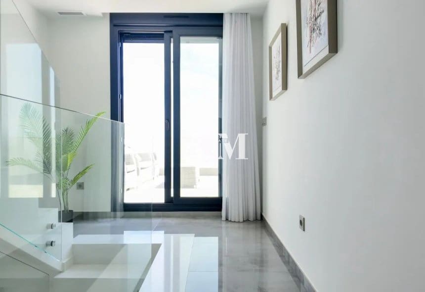 3 soverom Villa til salgs i Torrevieja med svømmebasseng garasje - € 670 000 (Ref: 10095673)