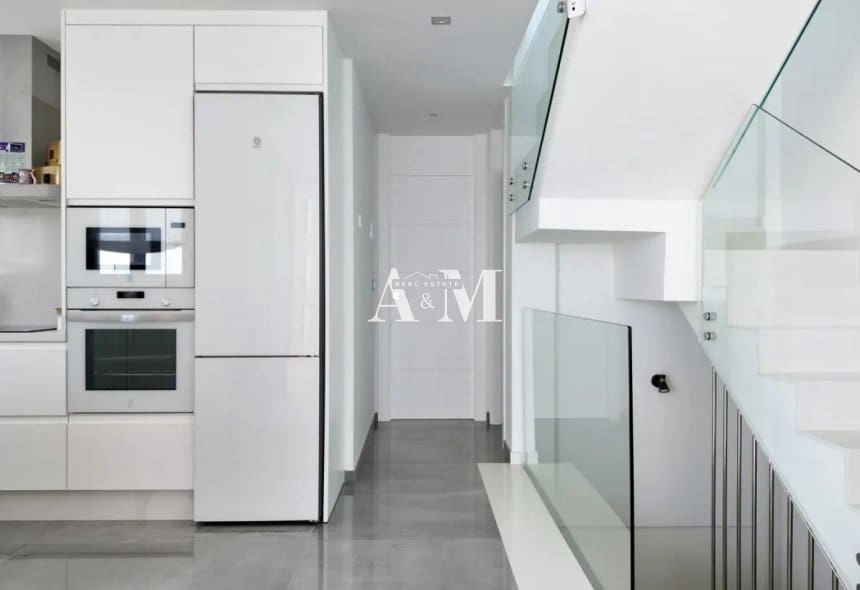 3 soverom Villa til salgs i Torrevieja med svømmebasseng garasje - € 670 000 (Ref: 10095673)