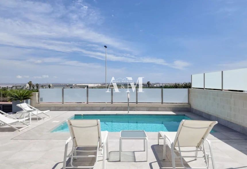 3 soverom Villa til salgs i Torrevieja med svømmebasseng garasje - € 670 000 (Ref: 10095673)
