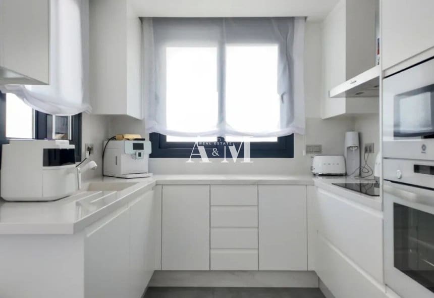3 soverom Villa til salgs i Torrevieja med svømmebasseng garasje - € 670 000 (Ref: 10095673)