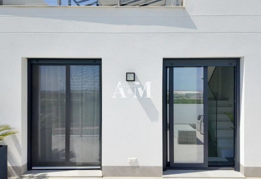 3 soverom Villa til salgs i Torrevieja med svømmebasseng garasje - € 670 000 (Ref: 10095673)
