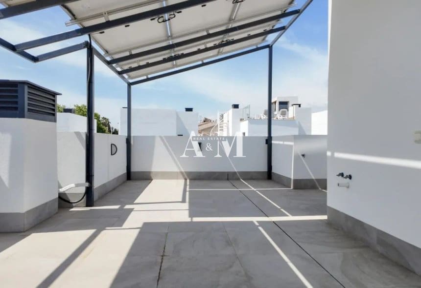 3 soverom Villa til salgs i Torrevieja med svømmebasseng garasje - € 670 000 (Ref: 10095673)