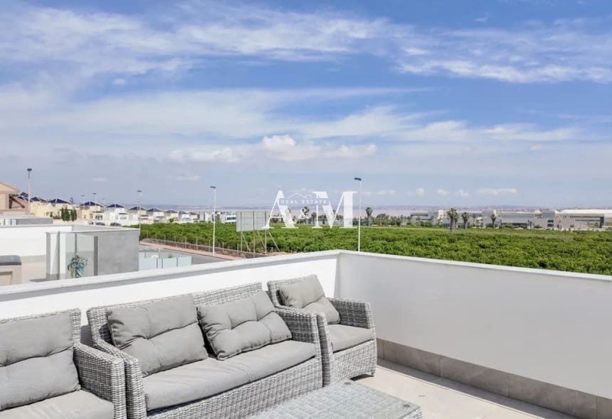 3 soverom Villa til salgs i Torrevieja med svømmebasseng garasje - € 670 000 (Ref: 10095673)