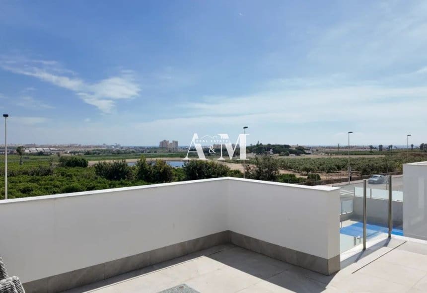3 soverom Villa til salgs i Torrevieja med svømmebasseng garasje - € 670 000 (Ref: 10095673)