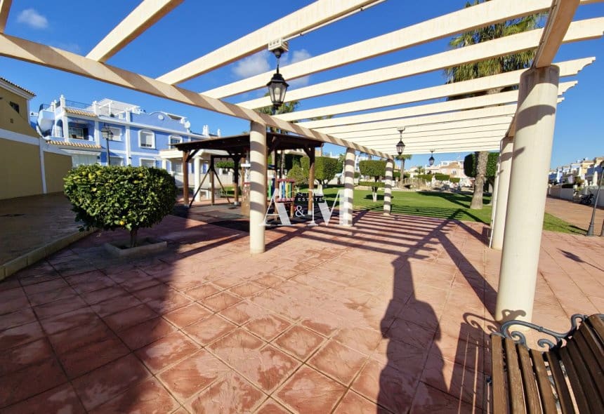 3 Zimmer Haus zu vermieten in Campoamor mit Pool - 1.300 € (Ref: 10095676)