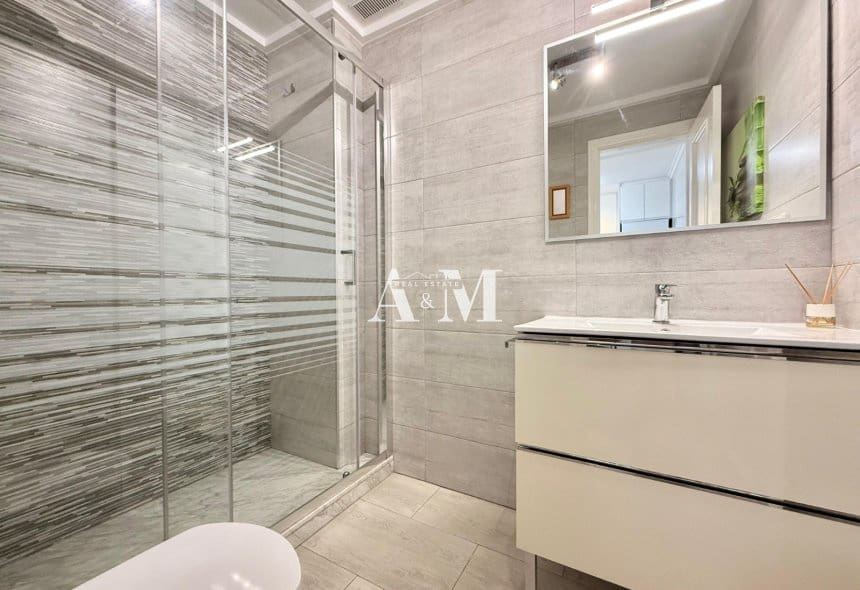 Apartamento de 2 habitaciones en Guardamar del Segura en alquiler - 750 € (Ref: 10095686)