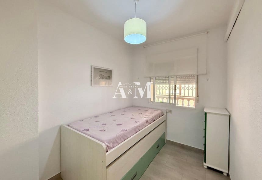 Apartamento de 2 habitaciones en Guardamar del Segura en alquiler - 750 € (Ref: 10095686)