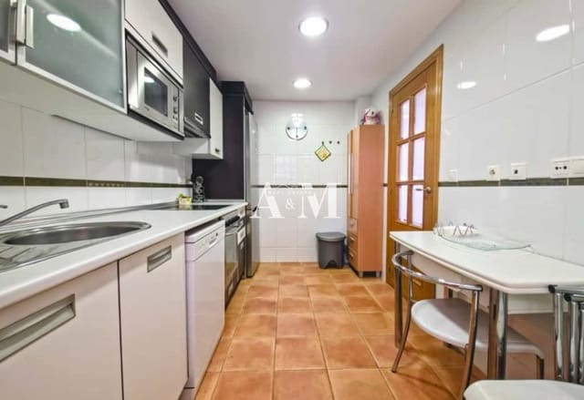 Penthouse de 3 chambres à louer à Dehesa de Campoamor, Orihuela avec piscine garage - 900 € (Ref: 10095696)