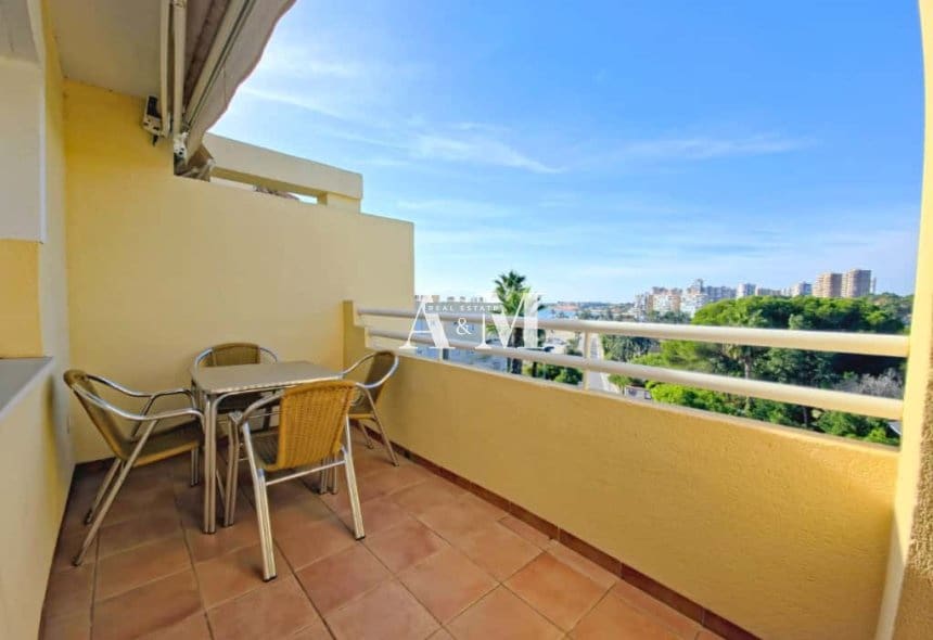 3 sypialnia Penthouse do wynajęcia w Dehesa de Campoamor z basenem garażem - 900 € (Ref: 10095696)
