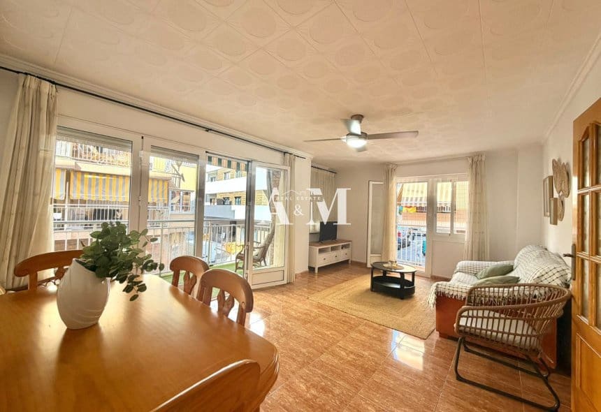 3 soveværelse Strandlejlighed til leje i Torrevieja - € 900 (Ref: 10095698)
