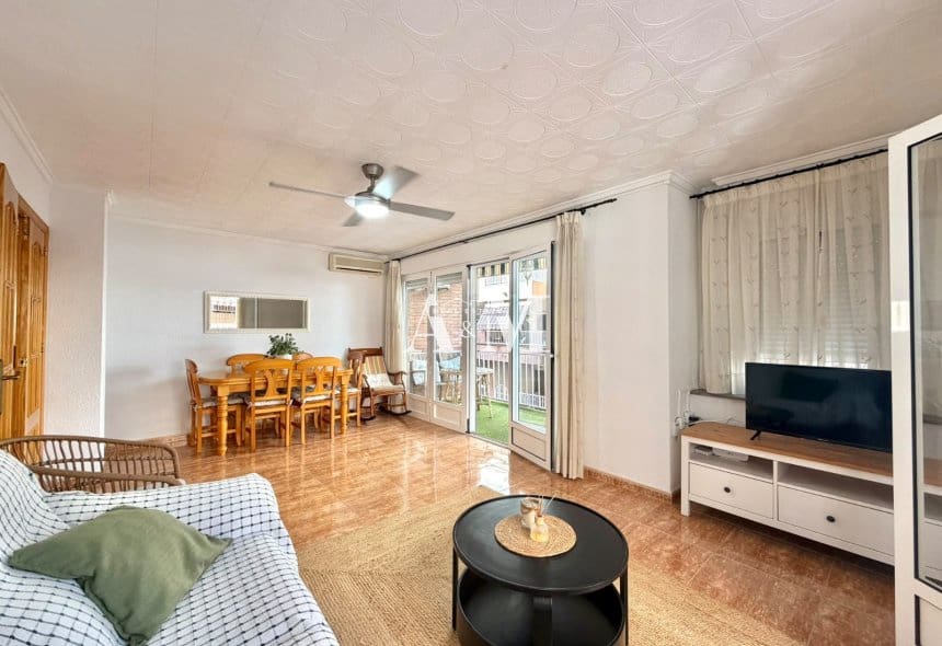 3 soveværelse Strandlejlighed til leje i Torrevieja - € 900 (Ref: 10095698)