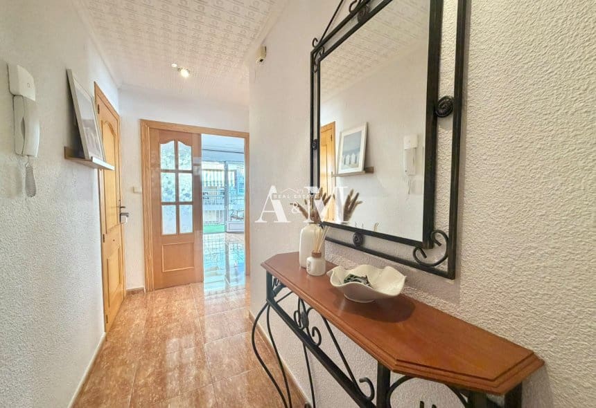 3 soveværelse Strandlejlighed til leje i Torrevieja - € 900 (Ref: 10095698)