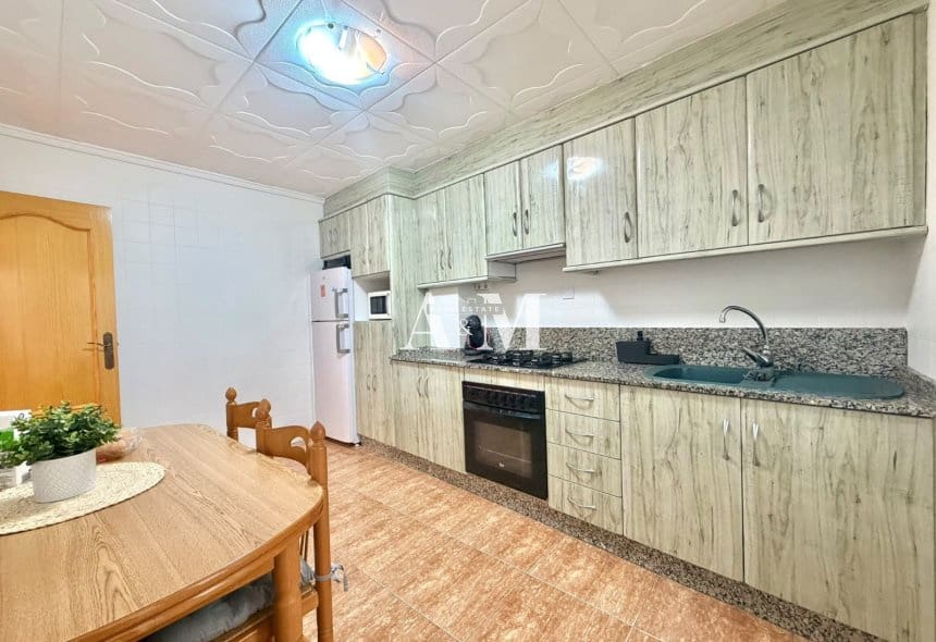 3 soveværelse Strandlejlighed til leje i Torrevieja - € 900 (Ref: 10095698)