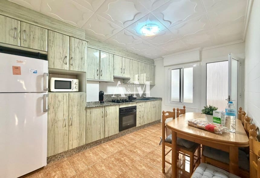 3 soveværelse Strandlejlighed til leje i Torrevieja - € 900 (Ref: 10095698)