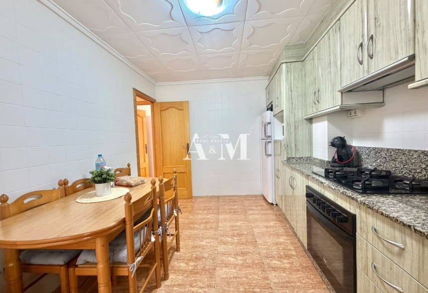 3 soveværelse Strandlejlighed til leje i Torrevieja - € 900 (Ref: 10095698)
