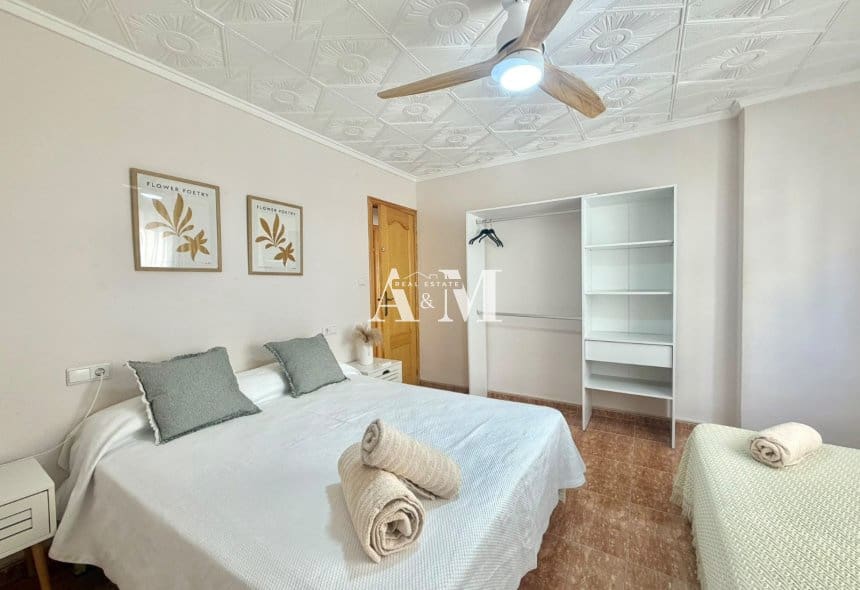 3 soveværelse Strandlejlighed til leje i Torrevieja - € 900 (Ref: 10095698)