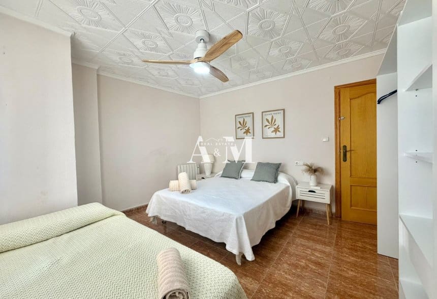 3 soveværelse Strandlejlighed til leje i Torrevieja - € 900 (Ref: 10095698)