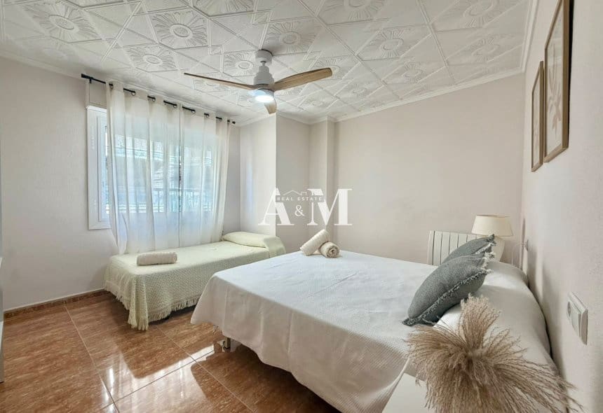 3 soveværelse Strandlejlighed til leje i Torrevieja - € 900 (Ref: 10095698)