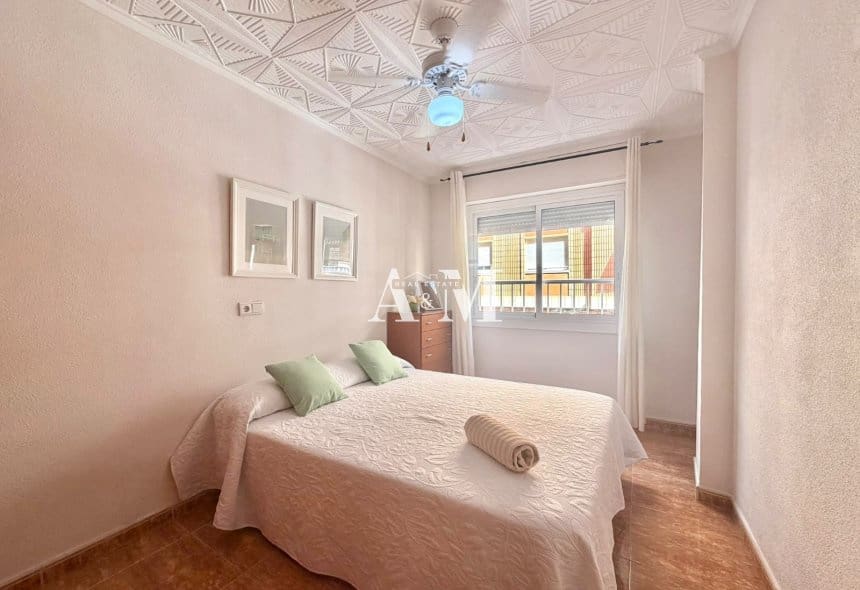 3 soveværelse Strandlejlighed til leje i Torrevieja - € 900 (Ref: 10095698)