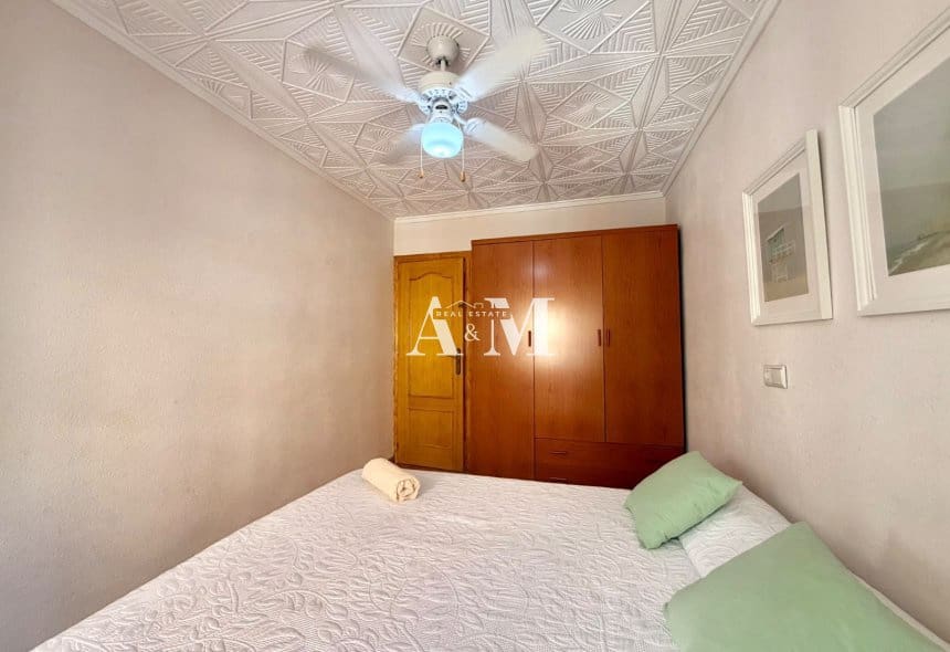 3 soveværelse Strandlejlighed til leje i Torrevieja - € 900 (Ref: 10095698)