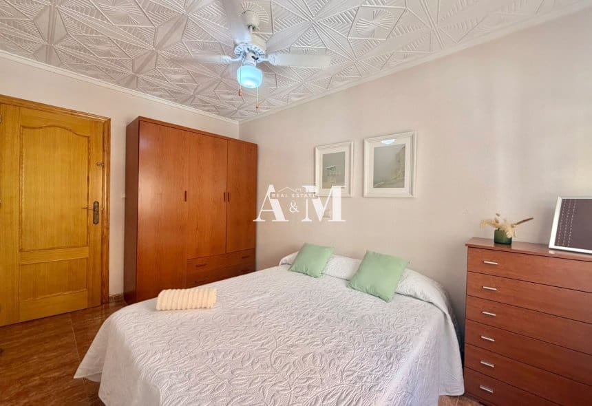 3 soveværelse Strandlejlighed til leje i Torrevieja - € 900 (Ref: 10095698)