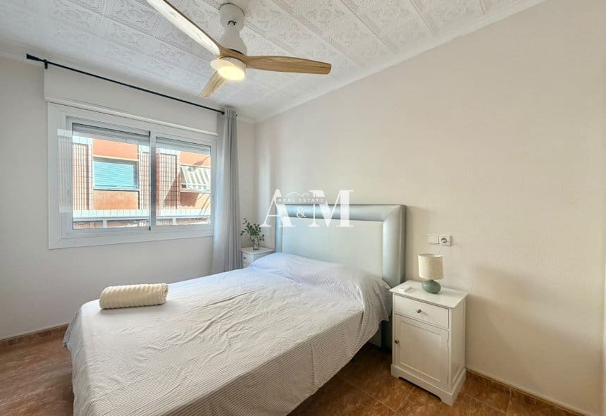 3 soveværelse Strandlejlighed til leje i Torrevieja - € 900 (Ref: 10095698)