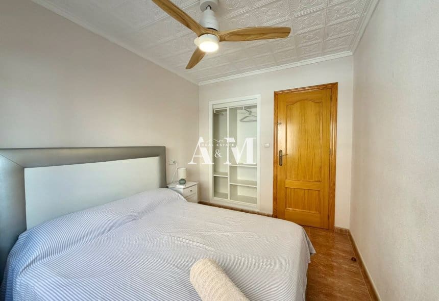 3 soveværelse Strandlejlighed til leje i Torrevieja - € 900 (Ref: 10095698)