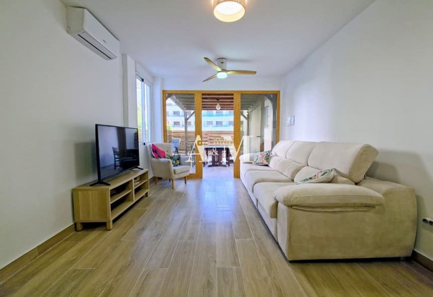 3 Zimmer Strandapartment zu vermieten in Playa Flamenca mit Pool - 1.200 € (Ref: 10095701)