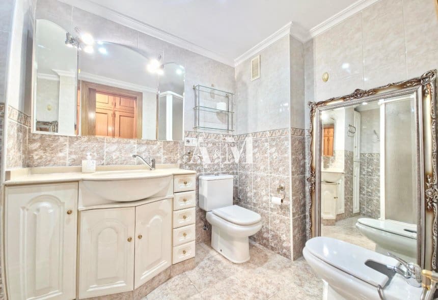 3 sypialnia Penthouse do wynajęcia w Miasto Alicante / Alacant z garażem - 1 700 € (Ref: 10111047)