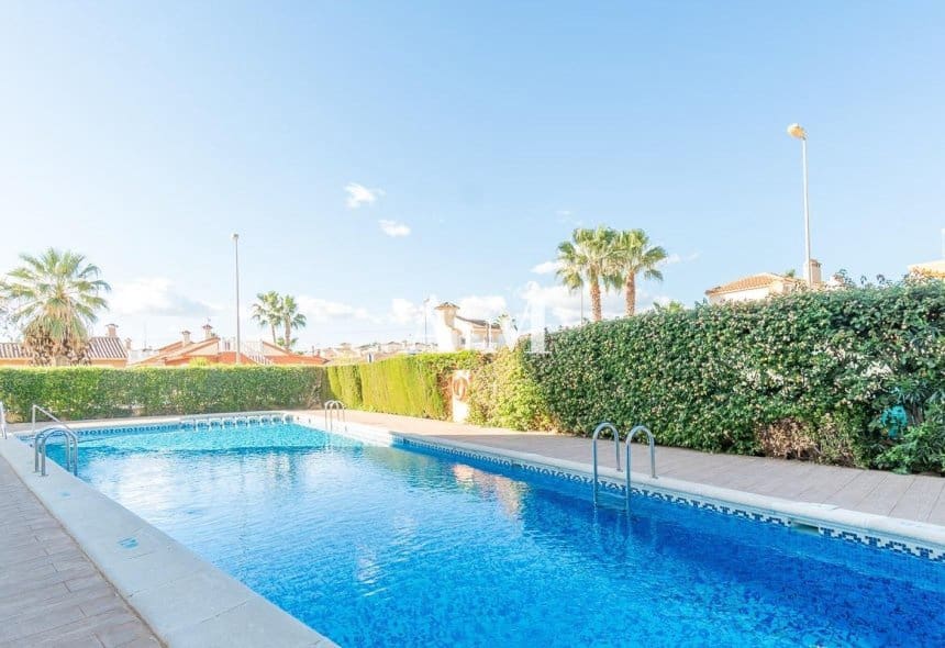 Apartamento de 2 habitaciones en Playa Flamenca en alquiler con piscina - 800 € (Ref: 10111841)