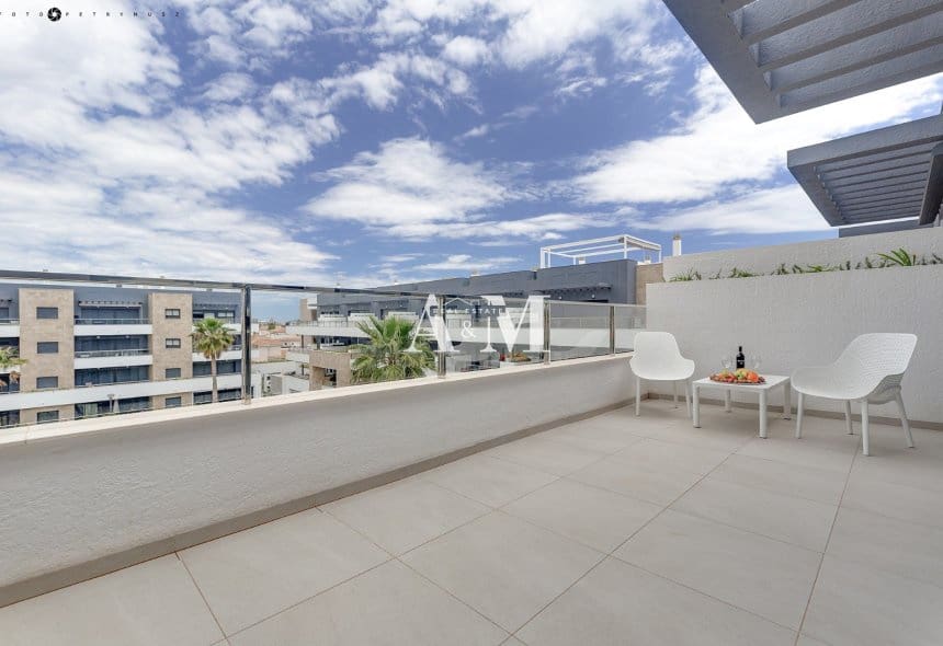 2 sovrum Takvåning att hyra i Playa Flamenca med pool - 2 500 € (Ref: 10117492)