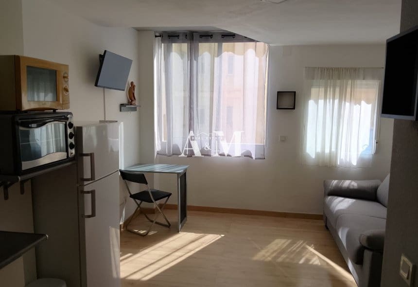 Studio til leje i Torrevieja med swimmingpool - € 600 (Ref: 10120886)